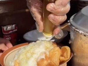 Sekte Baru Makan Bubur, Taruh Kerupuk Dulu Baru Masukkan Bubur