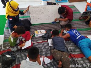 Semangat Anak-anak Belajar di Sekolah Darurat Pengungsian Merapi