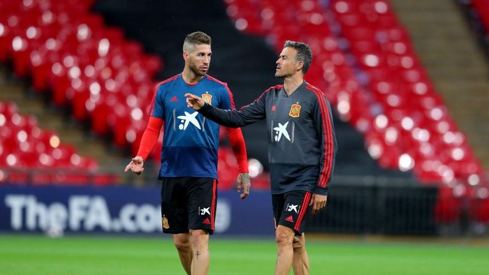 LONDON, ENGLAND - SEPTEMBER 07:  Sergio Ramos of Spain speaks to Luis Enrique, Manager of Spain during the Spain Training Session at Wembley Arena on September 7, 2018 in London, England.  (Photo by Catherine Ivill/Getty Images)