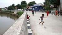 Mereka terpaksa bermain karena minimnya lahan.