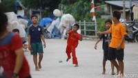 Tidak adanya lapangan bermain untuk para anak-anak ini membuat mereka terpaksa bermain di jalanan. 