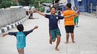 Wajah semringah terpancar dari para anak-anak ini.