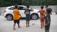 Meskipun begitu, mereka harus tetap waspada saat kendaraan melintas.