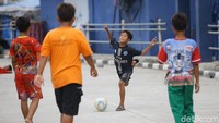 Bola yang digunakan merupakan bola plastik yang dibeli di warung-warung sekiat.
