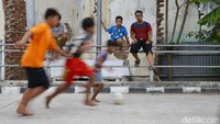 Gawang yang digunakan pun hanya berupa sandal.