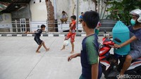 Nuansa nostalgia kental terasa ketika melihat anak-anak ini bermain sepakbola. Bagaimana menurut Anda?