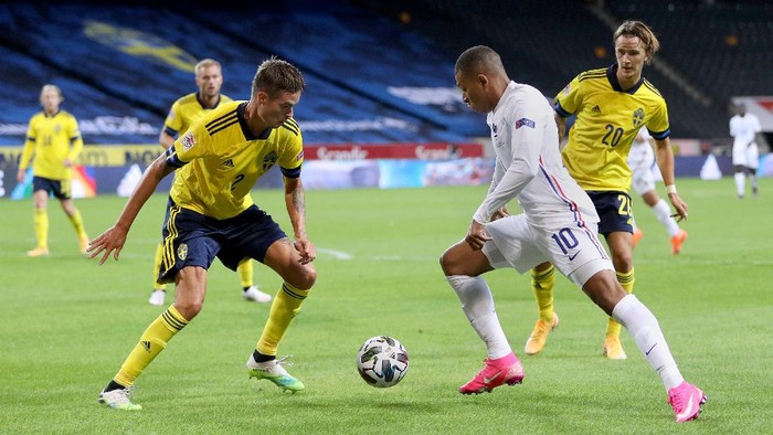 STOCKHOLM, SWEDEN - SEPTEMBER 05: Kylian Mbappe of France is challenged by Mikael Lustig of Sweden during the UEFA Nations League group stage match between Sweden and France at Friends Arena on September 05, 2020 in Stockholm, Sweden. (Photo by Linnea Rheborg/Getty Images)