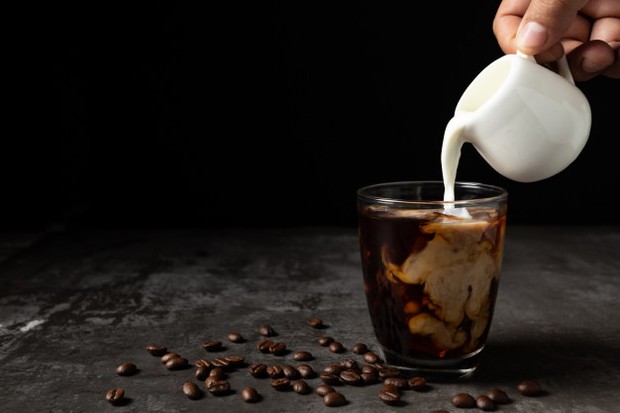Tambahkan Susu saat Minum Kopi/Foto : freepik.com Tambahkan Susu saat Minum Kopi
