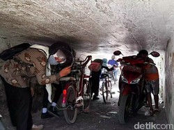 Harus Nunduk atau Rebahan, Banyak Pemotor Sulit Lewat Terowongan Aneh Brebes