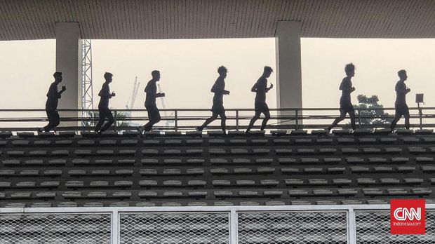 Timnas Indonesia U-19 menjalani latihan fisik di Stadion Madya, Senayan, Selasa (17/11).
