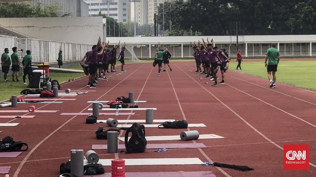 Timnas Indonesia U-19 menjalani latihan fisik di Stadion Madya, Senayan, Selasa (17/11).