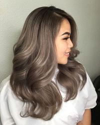 Ash Blonde: Warna Rambut yang Menawan dan Timeless