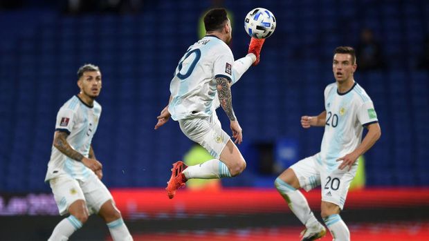 BUENOS AIRES, ARGENTINA - NOVEMBER 12: Lionel Messi of Argentina controls the ball as Leandro Paredes (L) and Giovani Lo Celso (R) of Argentina looks on during a match between Argentina and Paraguay as part of South American Qualifiers for Qatar 2022 at Estadio Alberto J. Armando on November 12, 2020 in Buenos Aires, Argentina. (Photo by Marcelo Endelli/Getty Images)