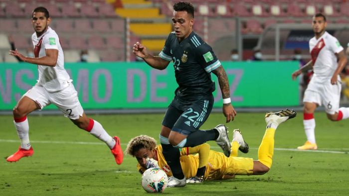 1286239855 LIMA, PERU - NOVEMBER 17: Lautaro Martínez of Argentina scores the second goal of his team during a match between Peru and Argentina as part of South American Qualifiers for World Cup FIFA Qatar 2022 at Estadio Nacional de Lima on November 17, 2020 in Lima, Peru. (Photo by Sebastian Castaneda-Pool/Getty Images)