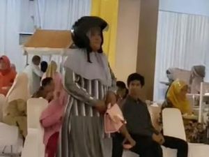 Kocak, Emak-emak di Makassar Pede Masuk ke Kondangan Pakai Helm