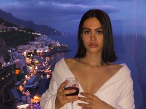 Seksinya Pacar Scott Disick Saat Nikmati Fast Food hingga Wine Seksinya Pacar Scott Disick Saat Nikmati Fast Food hingga Wine