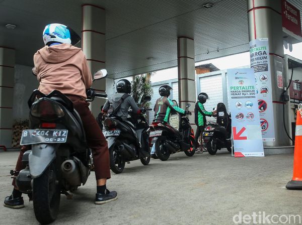 Pemotor di SPBU Tanah Abang Antre Demi Pertalite Seharga Premium