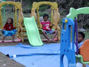 Asyik, Ada Fasilitas Bermain untuk Anak di Barak Pengungsi Merapi Asyik, Ada Fasilitas Bermain untuk Anak di Barak Pengungsi Merapi