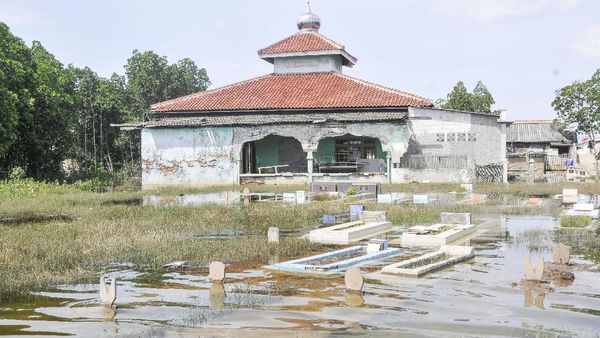 Duh! Area Pemakaman di Bekasi Ini juga Terendam Banjir Rob