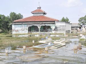 Duh! Area Pemakaman di Bekasi Ini juga Terendam Banjir Rob