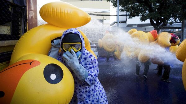 Bebek Karet Jadi Tameng Pendemo di Thailand