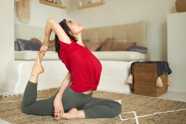 Bergerak aktif di pagi dan siang hari akan membantu tubuh jadi lebih mudah lelah dan meminta untuk beristirahat dengan lebih nyenyak dan durasi yang sesuai.