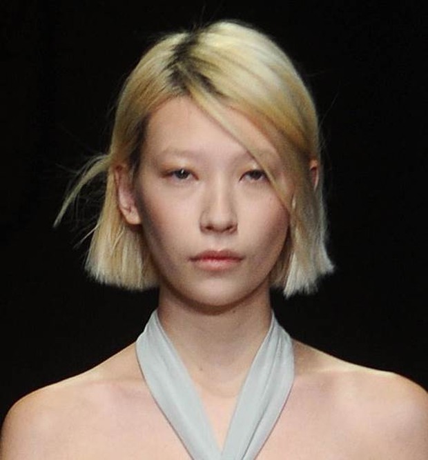 Blunt Bob With Side-Swept Bangs/stylecraze.com Model blunt bob dengan poni samping secara universal cocok dipakai untuk semua bentuk wajah.