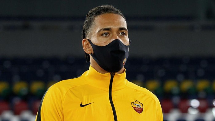 ROME, ITALY - NOVEMBER 01:  Chris Smalling of AS Roma wears the mask during the Serie A match between AS Roma and ACF Fiorentina at Stadio Olimpico on November 1, 2020 in Rome, Italy.  (Photo by Paolo Bruno/Getty Images)
