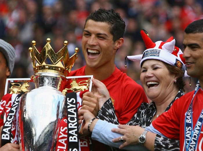 MANCHESTER, ENGLAND - MAY 16:  Cristiano Ronaldo of Manchester United celebrates winning the Barclays Premier League trophy with his mother, Dolores Aveiro after the Barclays Premier League match between Manchester United and Arsenal at Old Trafford on May 16, 2009 in Manchester, England.  (Photo by Alex Livesey/Getty Images)