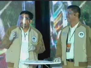 Machfud-Mujiaman Tutup Debat dengan Janji Makmurkan Warga Surabaya Machfud-Mujiaman Tutup Debat dengan Janji Makmurkan Warga Surabaya