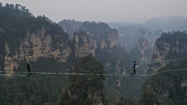 Destinasi Wisata Tempat Syuting Film Avatar di China Contestants participate in a slackline contest in Zhangjiajie, in central China's Hunan province on November 16, 2020. (Photo by STR / AFP) / China OUT