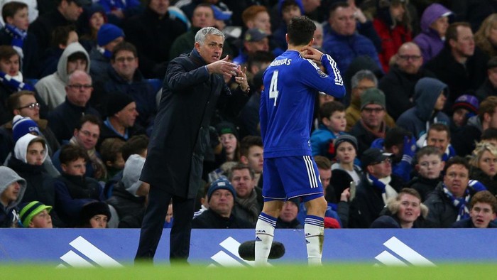LONDON, ENGLAND - NOVEMBER 21:  Jose Mourinho (L) Manager of Chelsea instructs to Cesc Fabregas (R) during the Barclays Premier League match between Chelsea and Norwich City at Stamford Bridge on November 21, 2015 in London, England.  (Photo by Paul Gilham/Getty Images)