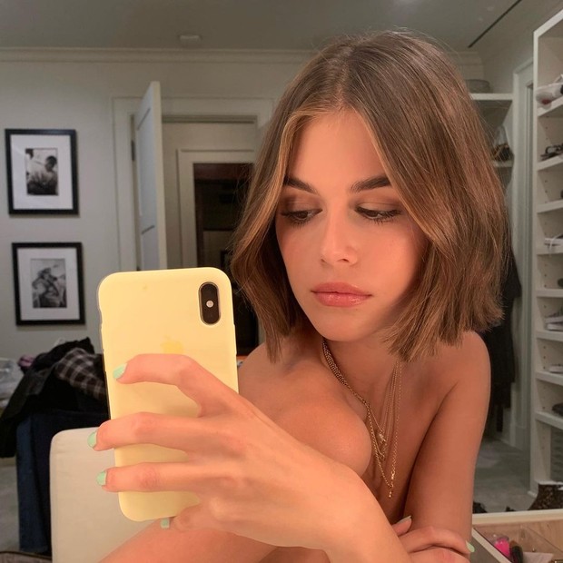 Face-framing Bend/instagram.com/kaiagerber Ketika kamu tidak ingin memiliki banyak rambut untuk dikeriting, kamu bisa membuat satu gelombang pada rambut.