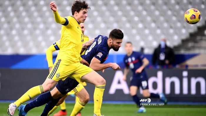 FBL-EUR-NATIONS-FRA-SWE Frances forward Olivier Giroud (C) scores a goal during the UEFA Nations League A group 3 football match between France and Sweden at the Stade de France in Saint-Denis, north of Paris, on November 17, 2020. (Photo by FRANCK FIFE / AFP)