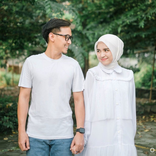 Foto: Instagram/analisa.widyaningrum/ Ana dan suami kompak dengan baju putih