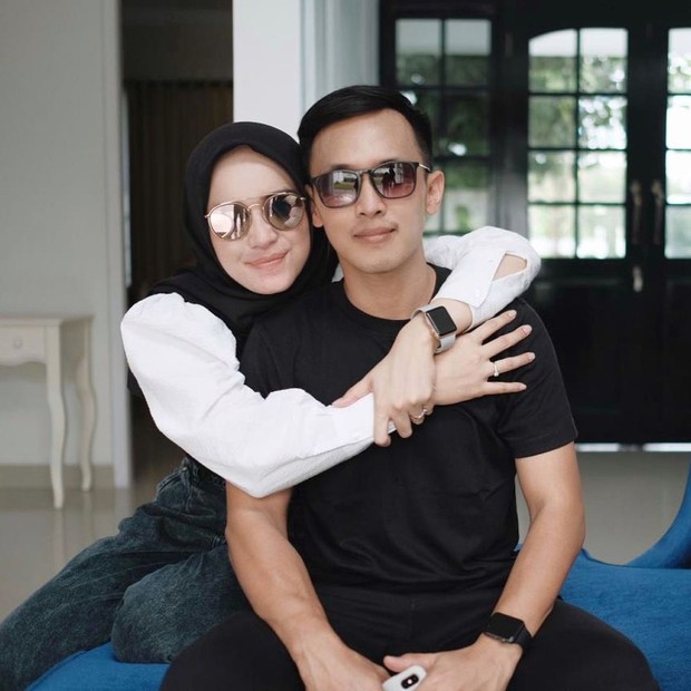 Foto: Instagram/analisa.widyaningrum/ Ana dan suami kompak memakai kacamata