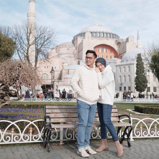 Foto: Instagram/analisa.widyaningrum/ Ana dan suami pakai outfit kembaran