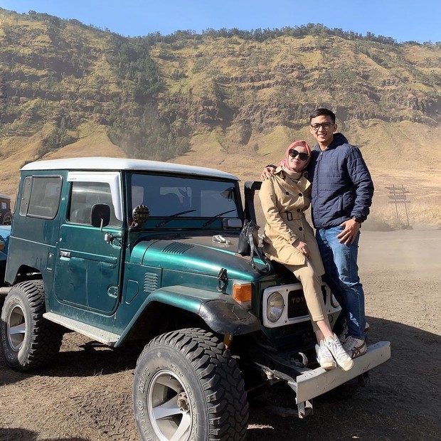 Foto: Instagram/analisa.widyaningrum/ Ana dan suami di padang savana Bromo