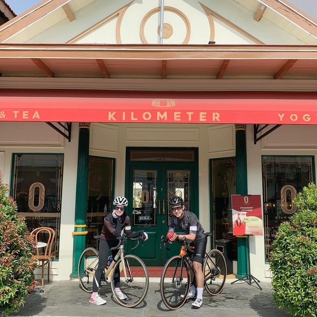 Foto: Instagram/analisa.widyaningrum/ Ana dan suami bersepeda bersama