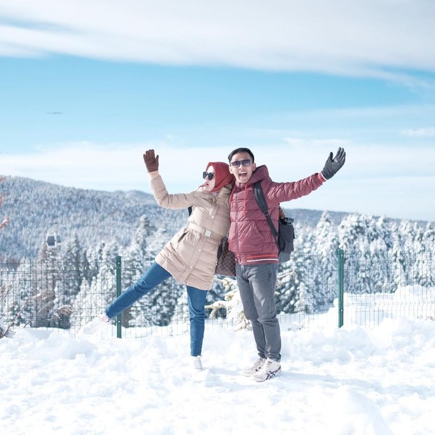 Foto: Instagram/analisa.widyaningrum/ Ana bersama suami di Turki