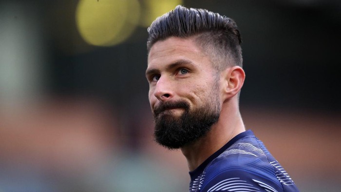 BURNLEY, ENGLAND - OCTOBER 31: Olivier Giroud of Chelsea looks on prior to the Premier League match between Burnley and Chelsea at Turf Moor on October 31, 2020 in Burnley, England. Sporting stadiums around the UK remain under strict restrictions due to the Coronavirus Pandemic as Government social distancing laws prohibit fans inside venues resulting in games being played behind closed doors. (Photo by Alex Pantling/Getty Images)