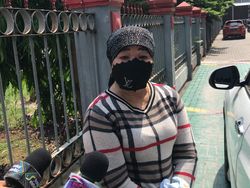 Vanessa Angel Serahkan Diri, Ibu Mertua Nangis di Depan Rutan