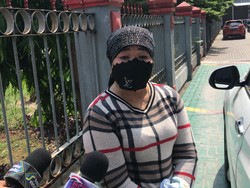 Vanessa Angel Serahkan Diri, Ibu Mertua Nangis di Depan Rutan