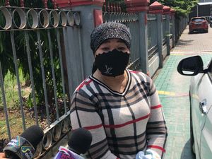 Vanessa Angel Serahkan Diri, Ibu Mertua Nangis di Depan Rutan Vanessa Angel Serahkan Diri, Ibu Mertua Nangis di Depan Rutan