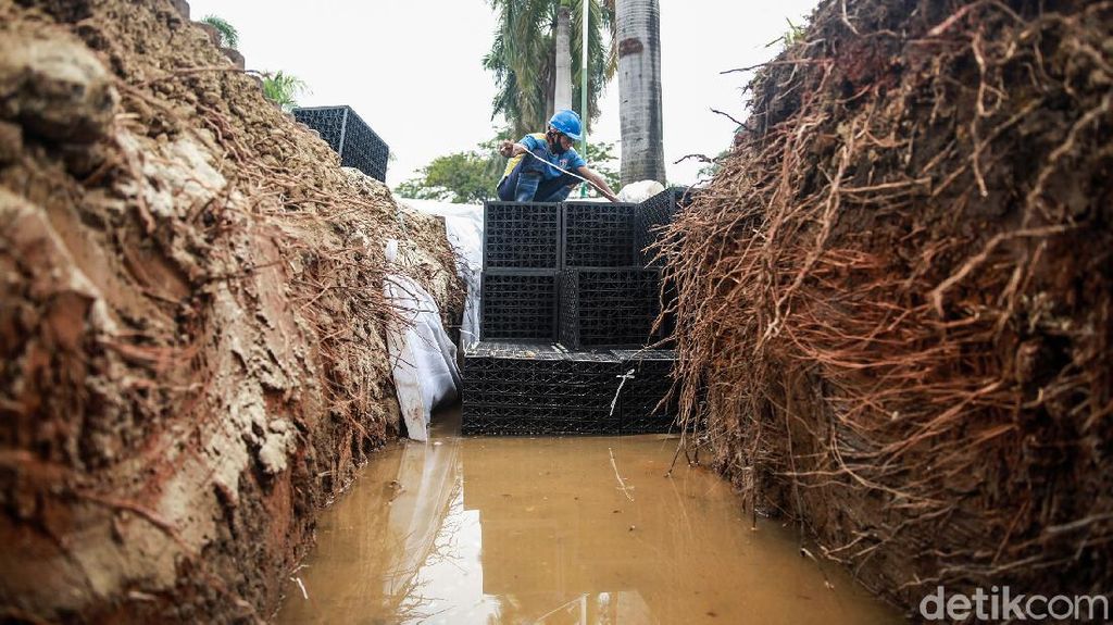 Intip Pembuatan Sumur Resapan untuk Atasi Banjir di Jakbar