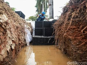 Intip Pembuatan Sumur Resapan untuk Atasi Banjir di Jakbar