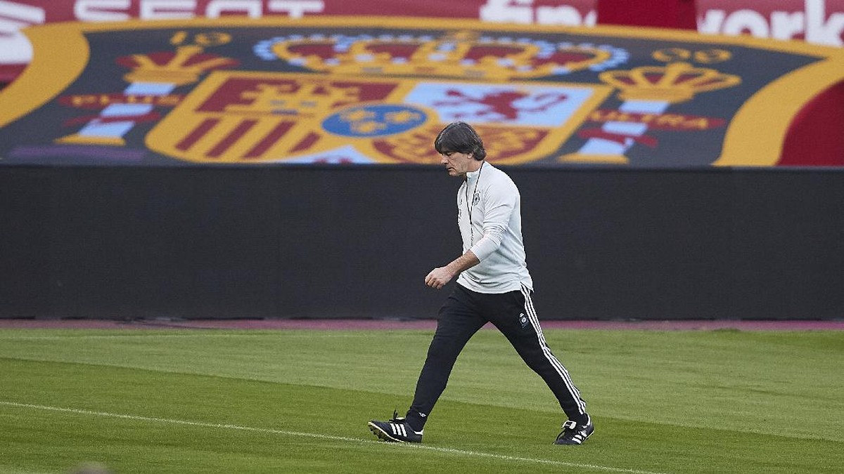Joachim Loew diisukan mau dipecat usai Jerman diganyang Spanyol. (Foto: Getty Images/Fran Santiago)