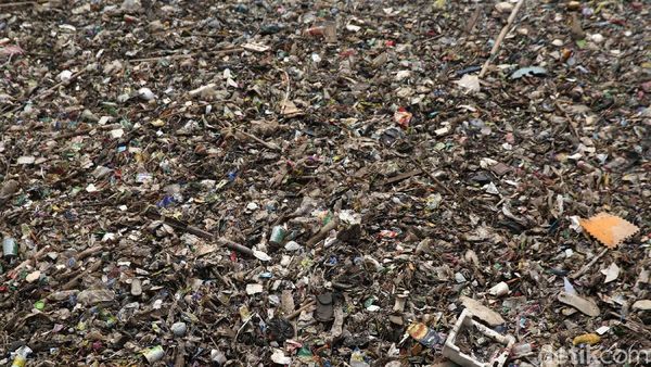 Jorok! Kali Jambe Bekasi Dipenuhi Sampah