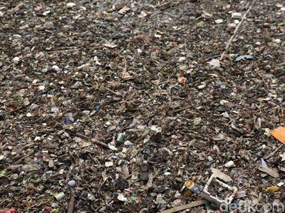 Jorok! Kali Jambe Bekasi Dipenuhi Sampah