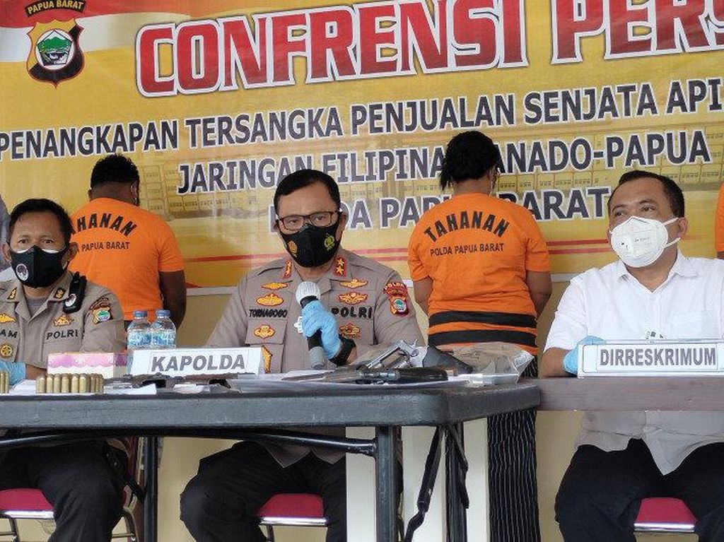 Penjualan 6 Senpi dari Filipina ke Papua Barat Digagalkan, 3 Orang Diciduk Penjualan 6 Senpi dari Filipina ke Papua Barat Digagalkan, 3 Orang Diciduk